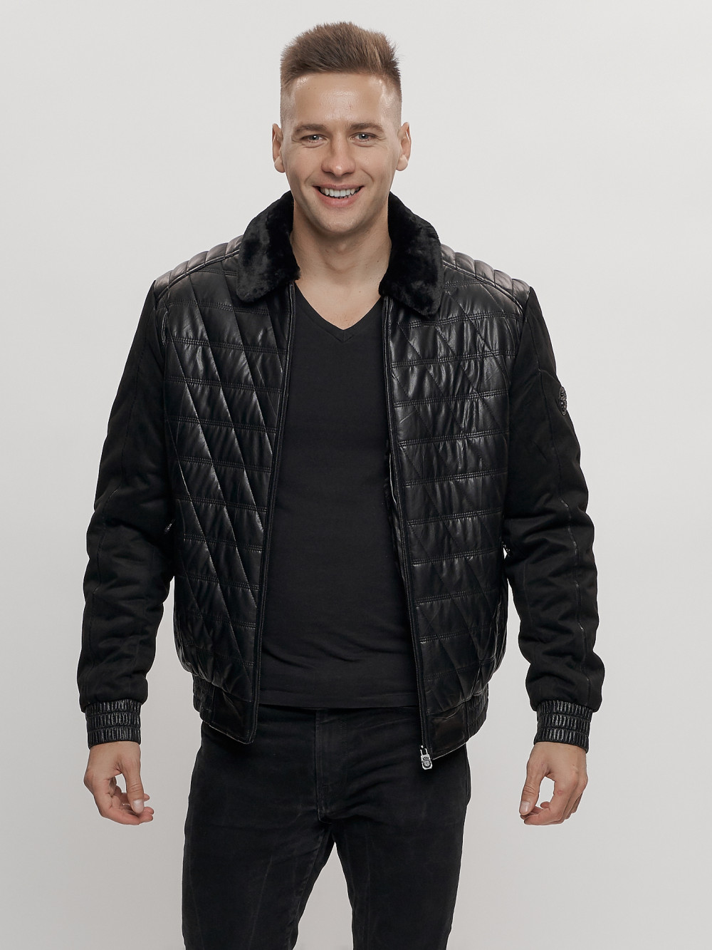 Купить оптом Классическая куртка кожанные мужская черного цвета 2499Ch в Казани