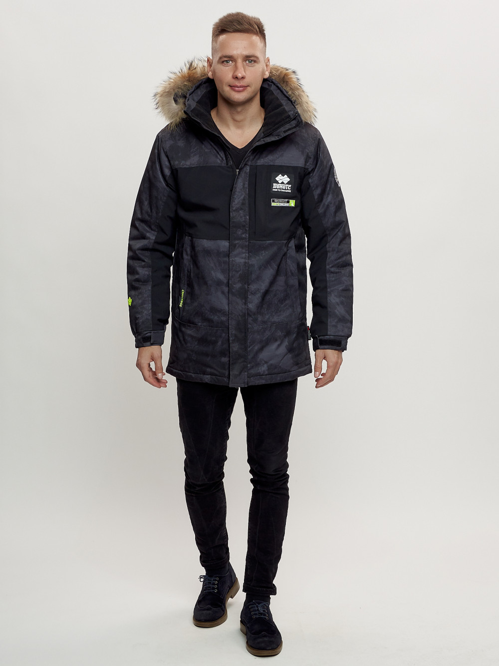 Купить оптом Зимняя куртка с мехом мужская черного цвета 404Ch в Казани