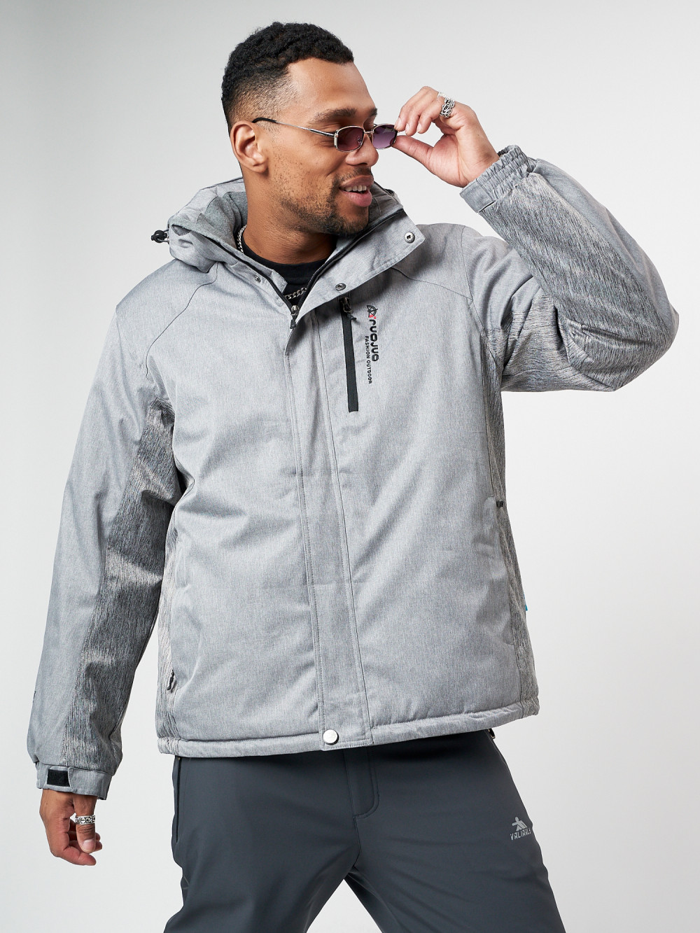 Купить оптом Спортивная куртка мужская зимняя светло-серого цвета 78016SS в Казани