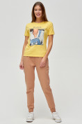 Оптом Женские футболки с принтом желтого цвета 1614J в Екатеринбурге, фото 2