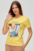 Оптом Женские футболки с принтом желтого цвета 1614J в Казани