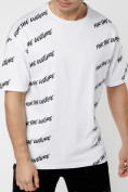 Оптом Мужская футболка с надписью белого цвета 221085Bl в Казани