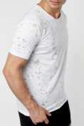 Оптом Мужская футболка с надписью  белого цвета 221485Bl в Казани, фото 2