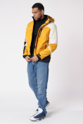 Оптом Куртка спортивная мужская с капюшоном желтого цвета 3589J в Казани, фото 5
