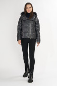 Оптом Куртка зимняя темно-серого цвета 7223TC в Казани, фото 2