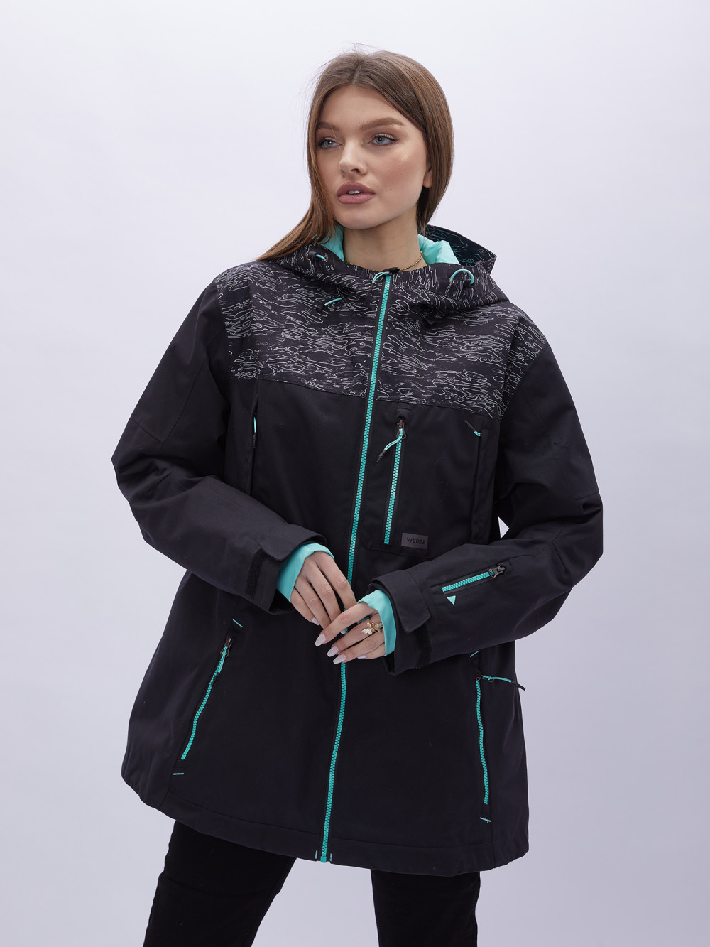 Купить оптом Куртка спортивная женская УЦЕНКА черного цвета 0126Ch в Екатеринбурге