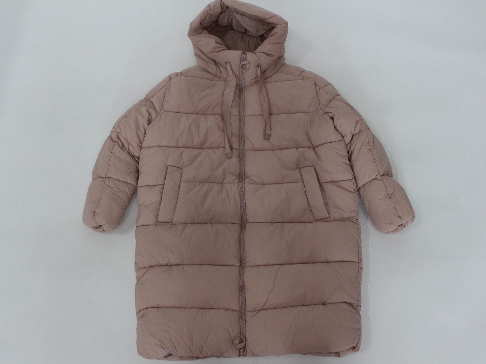 Купить оптом Куртка зимняя женская УЦЕНКА розового цвета 0305R в Казани
