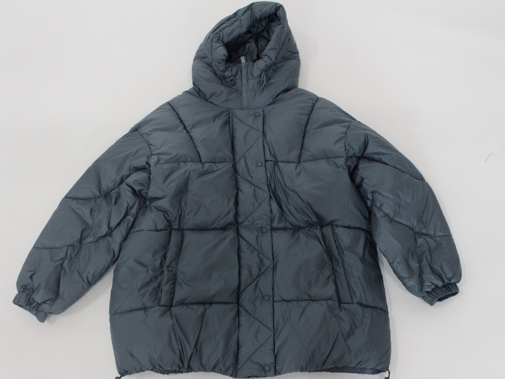 Купить оптом Куртка зимняя женская УЦЕНКА темно-серого цвета 0337TC в Екатеринбурге