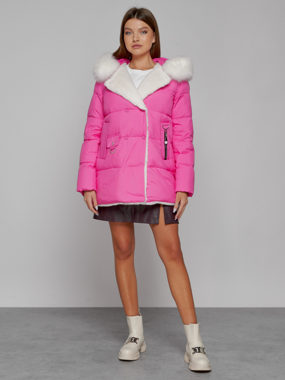 Купить оптом Куртка зимняя женская модная с мехом розового цвета 133120R в Казани