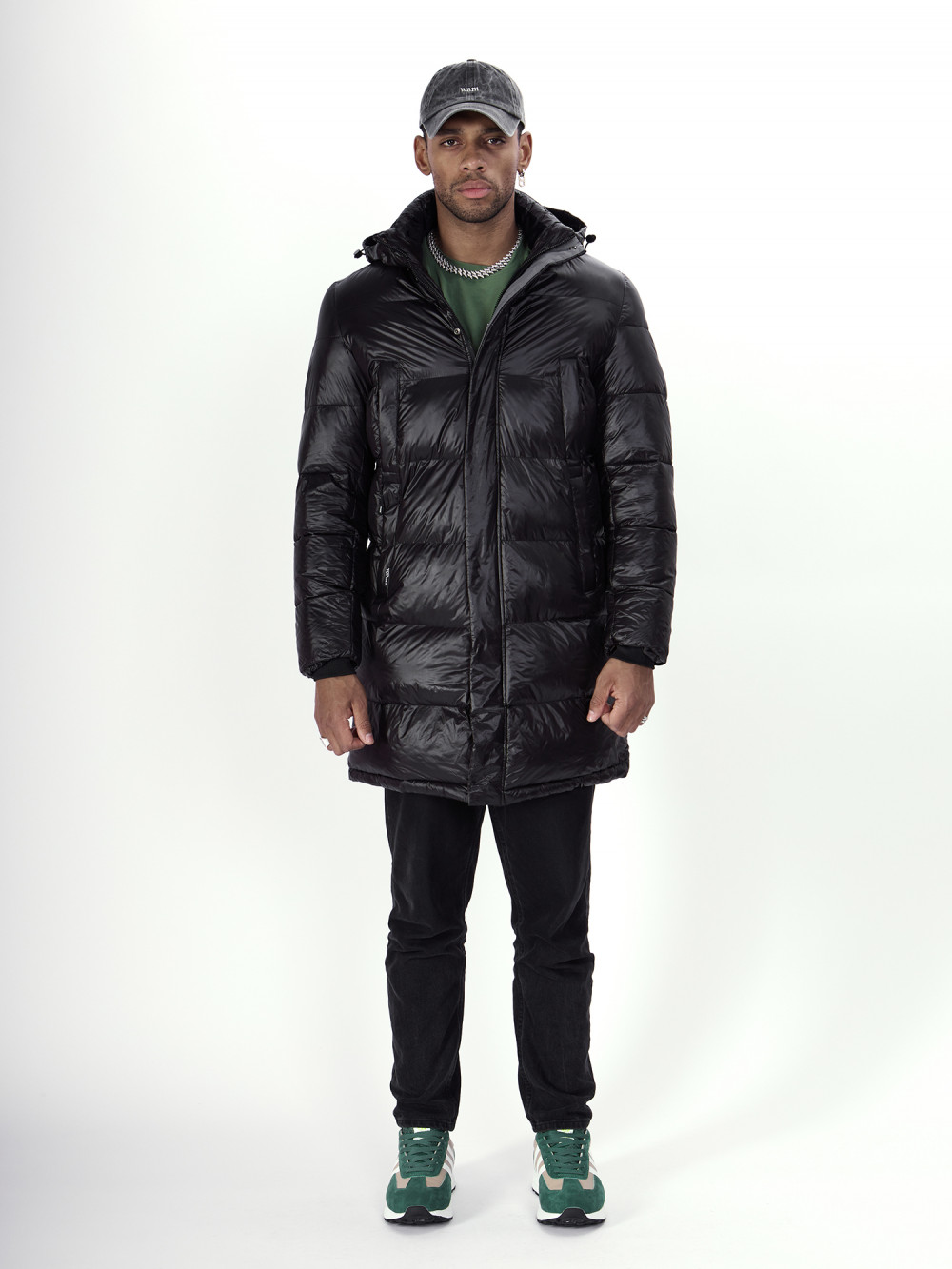 Купить оптом Куртка удлинённая мужская зимняя черного цвета 22306Ch в Казани