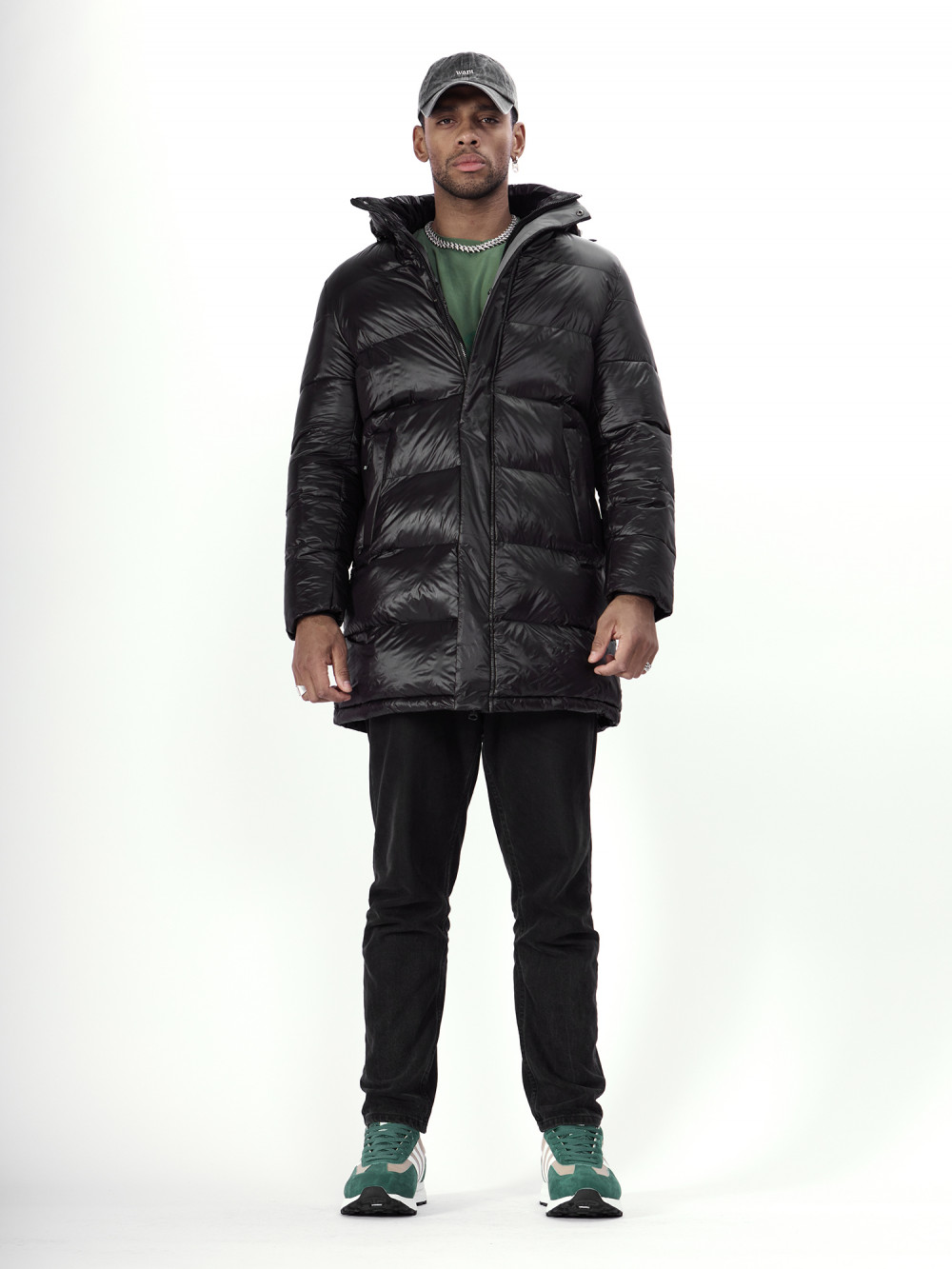 Купить оптом Куртка удлинённая мужская зимняя черного цвета 22307Ch в Екатеринбурге
