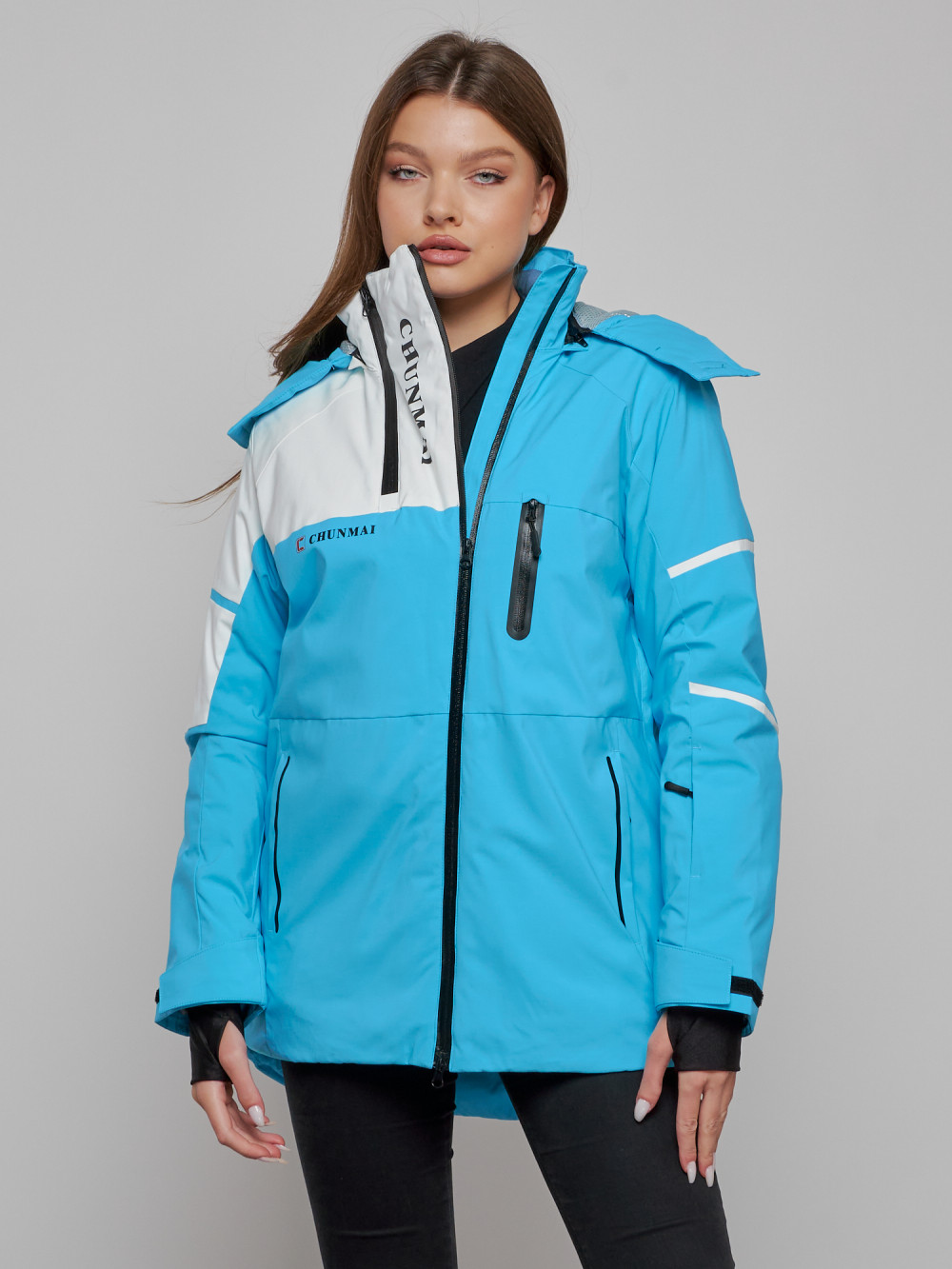 Купить оптом Горнолыжная куртка женская зимняя голубого цвета 2321Gl в Казани