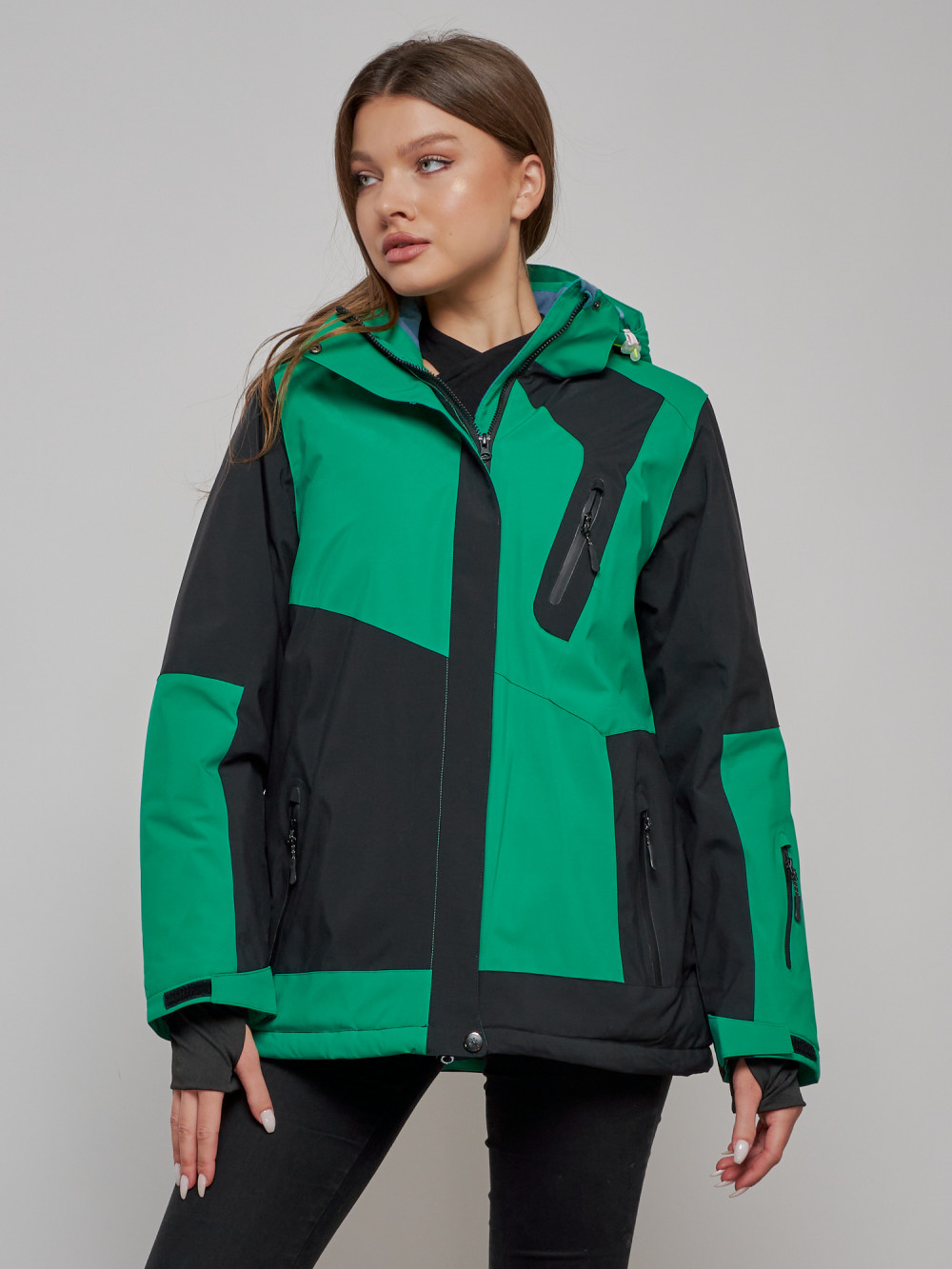 Купить оптом Горнолыжная куртка женская зимняя большого размера зеленого цвета 23661Z в Екатеринбурге