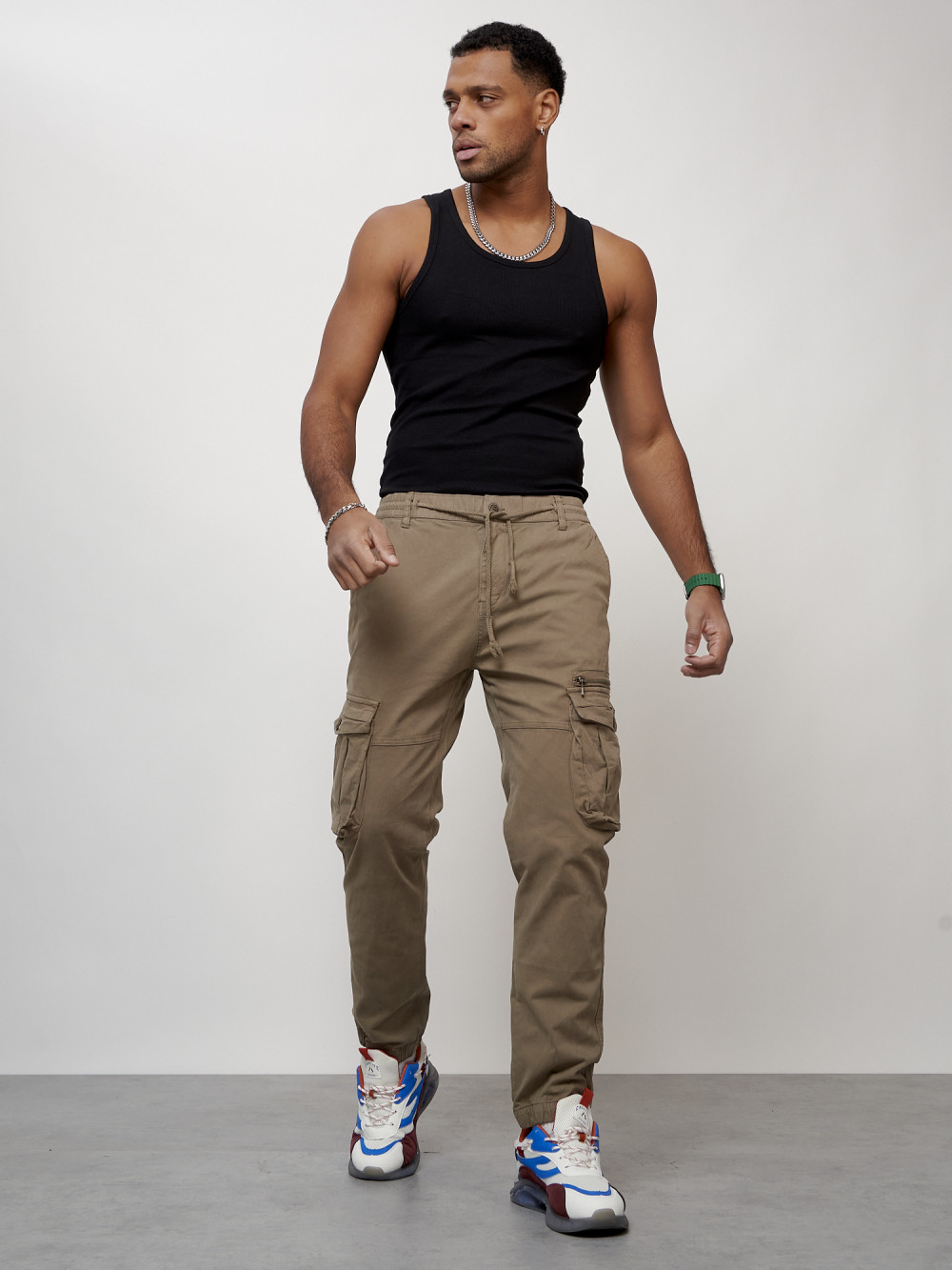 Джинсы карго мужские с накладными карманами бежевого цвета 2402B