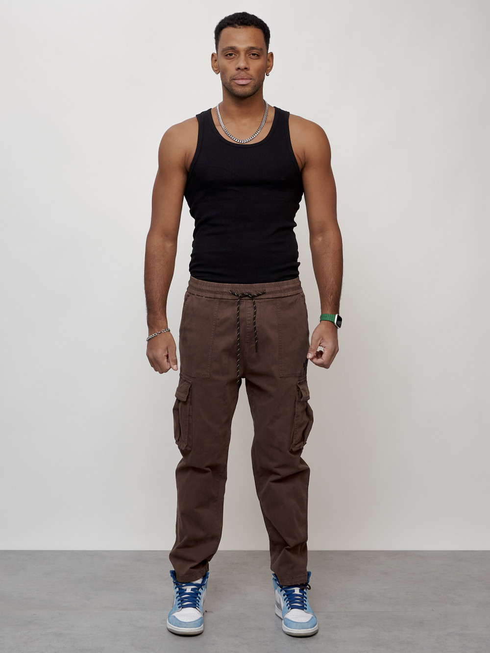 Джинсы карго мужские с накладными карманами коричневого цвета 2424K