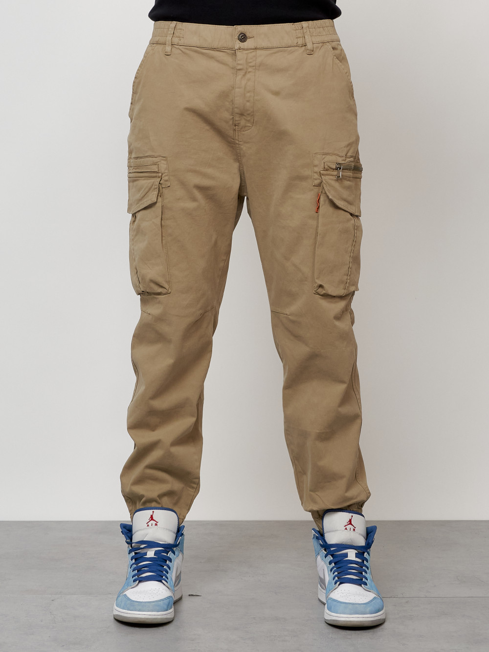 Джинсы карго мужские с накладными карманами бежевого цвета 2425B