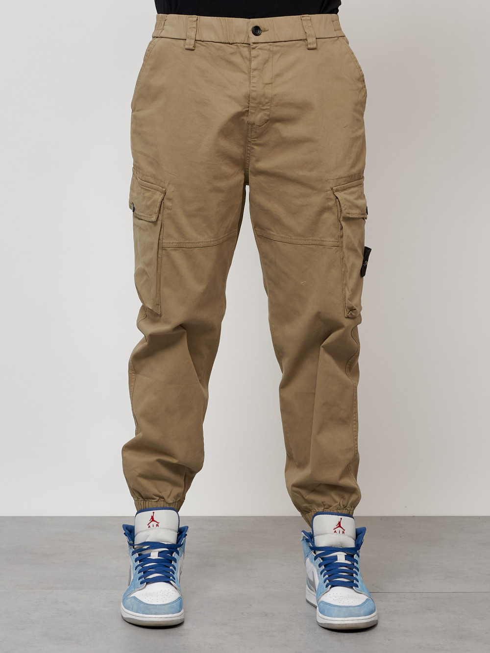 Джинсы карго мужские с накладными карманами бежевого цвета 2426B