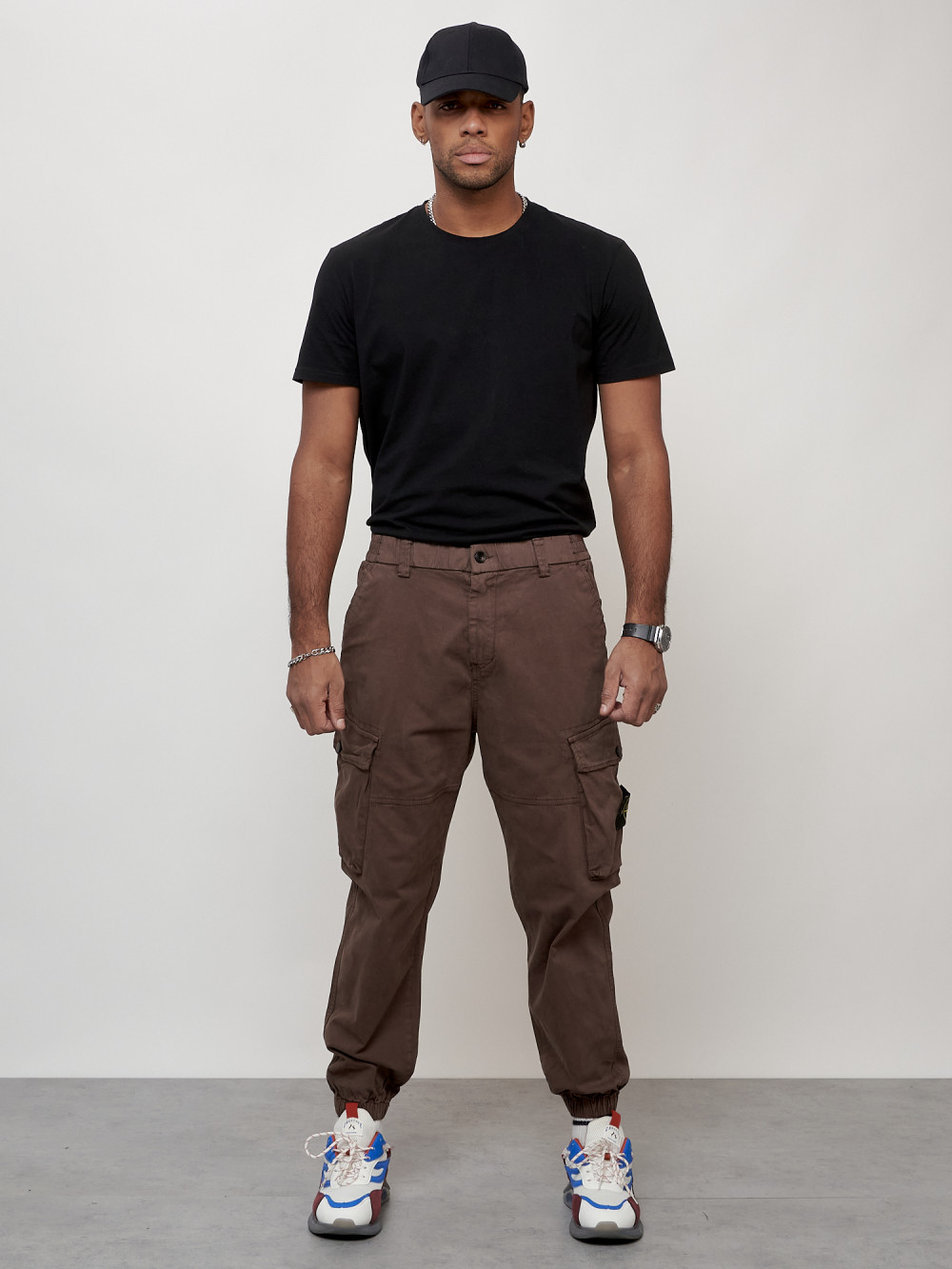 Джинсы карго мужские с накладными карманами коричневого цвета 2426K