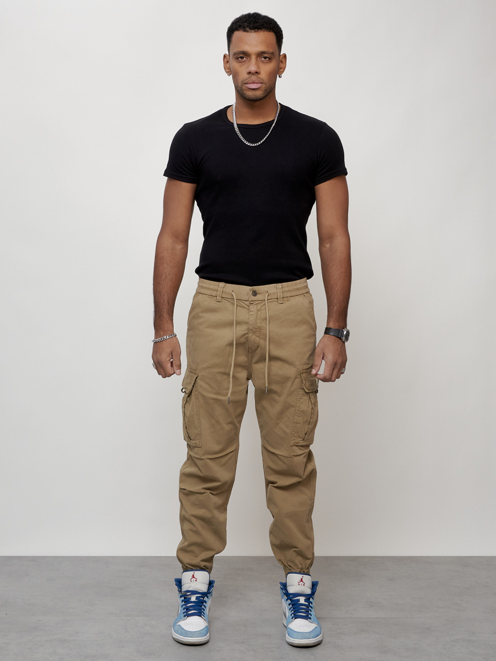 Джинсы карго мужские с накладными карманами бежевого цвета 2427B