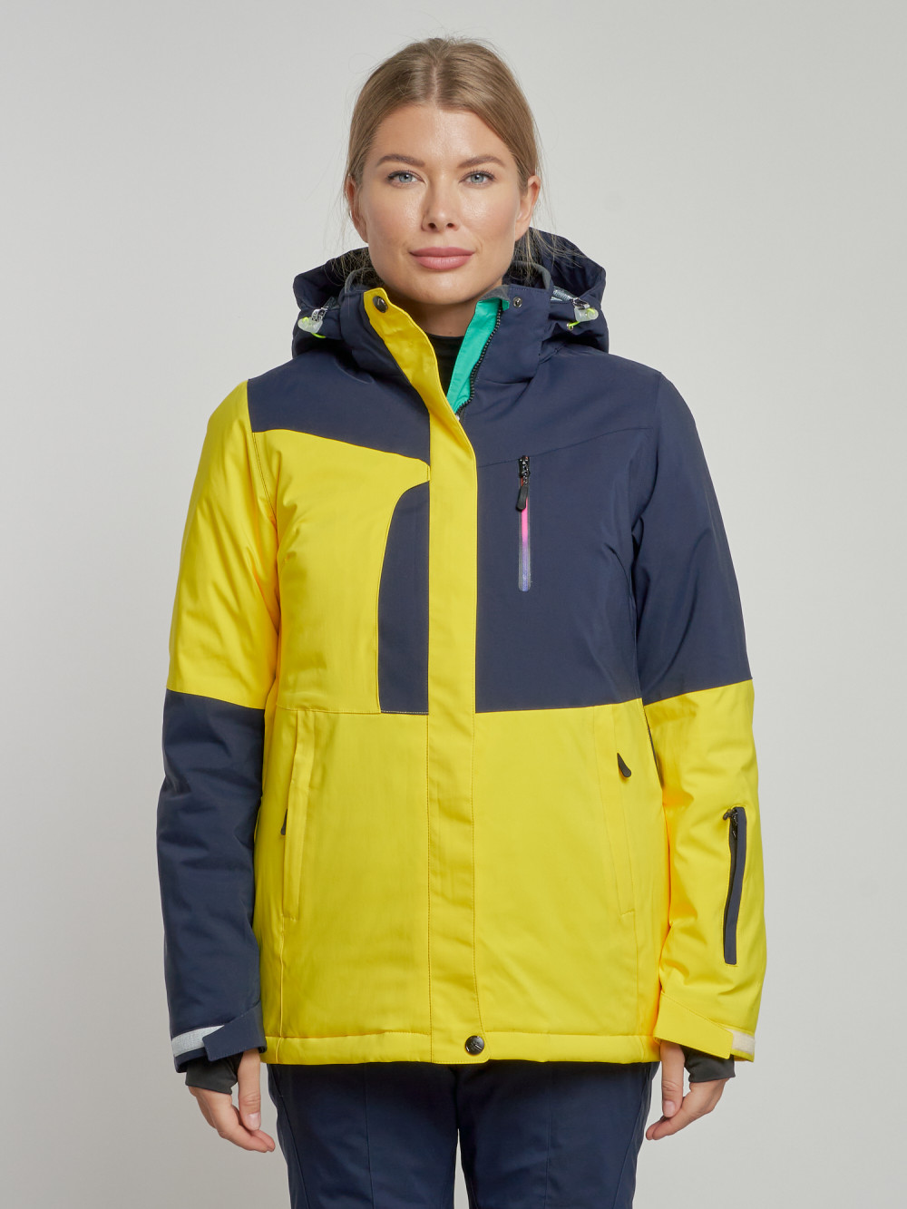 Купить оптом Горнолыжная куртка женская зимняя желтого цвета 33307J в Екатеринбурге