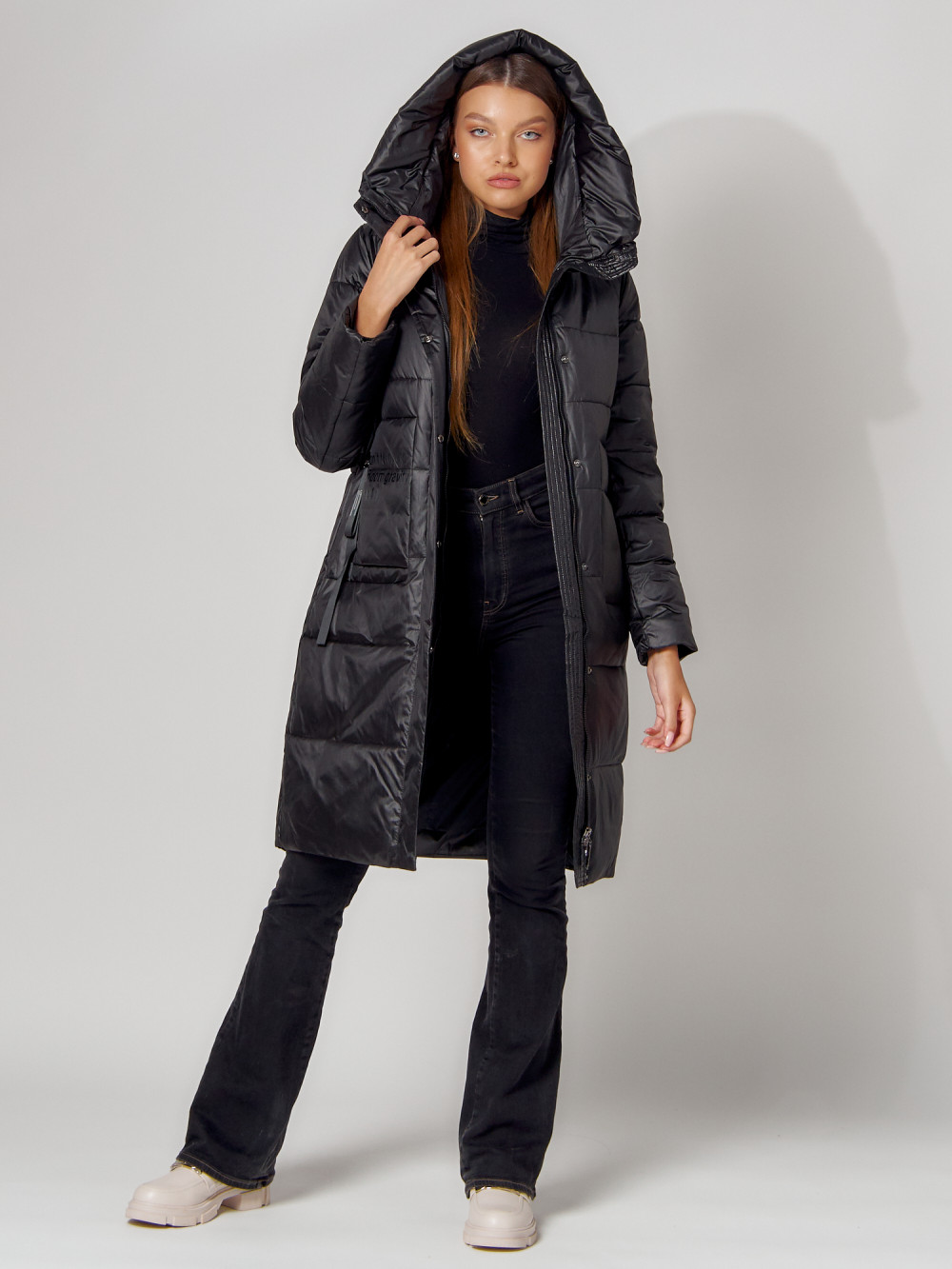 Купить оптом Пальто утепленное с капюшоном зимнее женское  черного цвета 442186Ch в Екатеринбурге