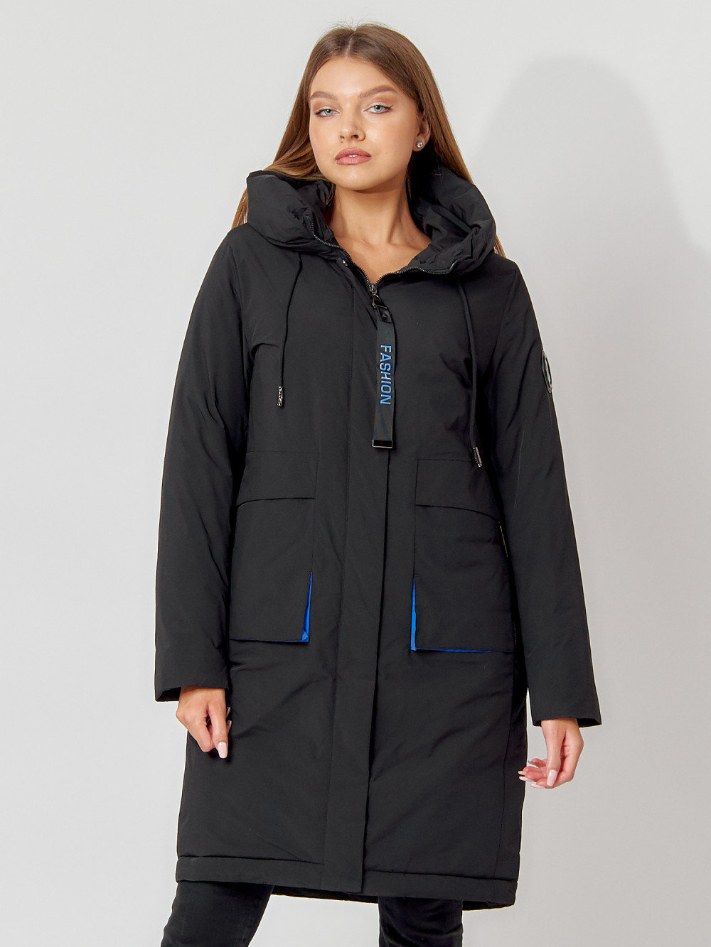Купить оптом Пальто утепленное с капюшоном зимнее женское  черного цвета 442187Ch в Екатеринбурге