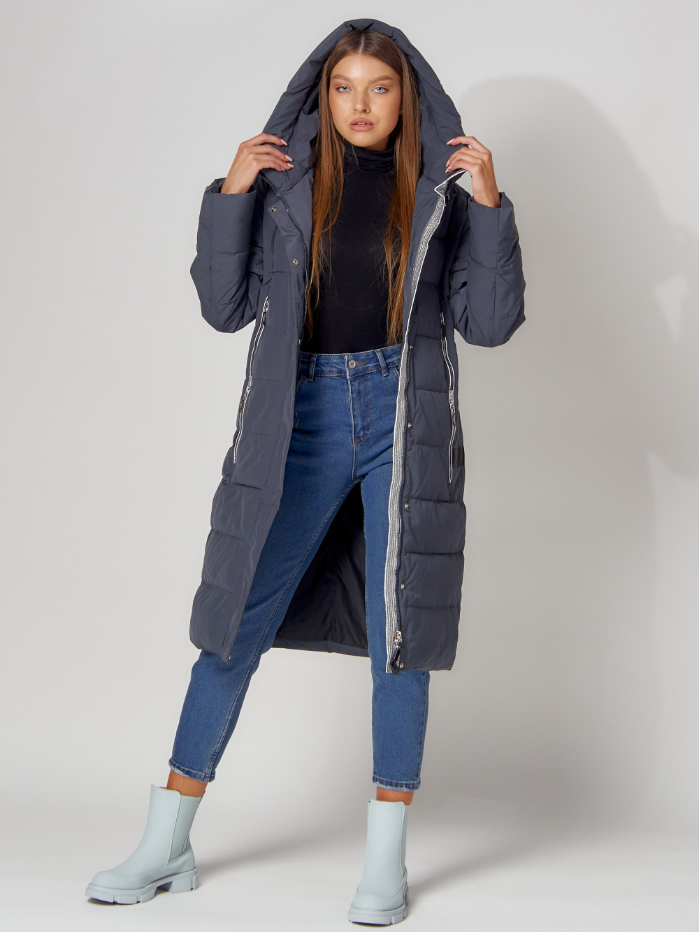 Купить оптом Пальто утепленное с капюшоном зимние женское  темно-синего цвета 442189TS в Казани
