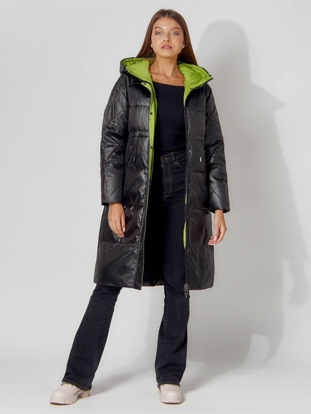 Купить оптом Пальто утепленное стеганое зимние женское  черного цвета 448613Ch в Екатеринбурге