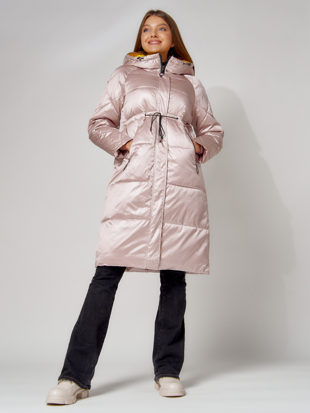 Купить оптом Пальто утепленное стеганое зимние женское  розового цвета 448613R в Екатеринбурге