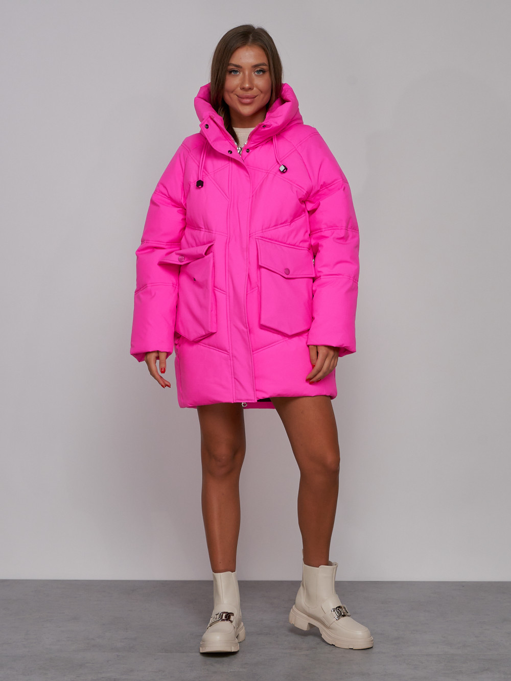 Купить оптом Зимняя женская куртка модная с капюшоном розового цвета 52310R в Казани