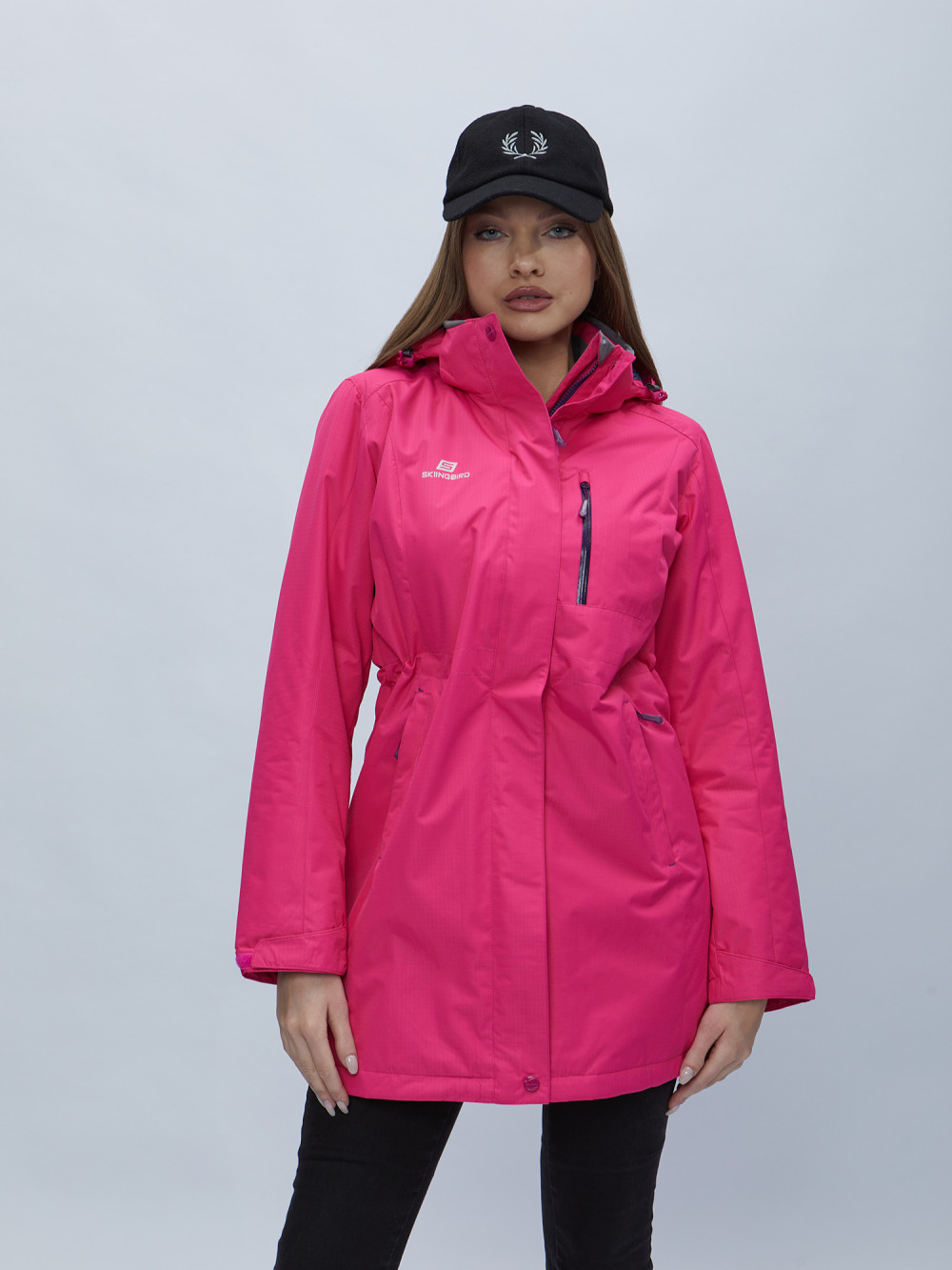 Купить оптом Парка женская с капюшоном розового цвета 551992R в Екатеринбурге