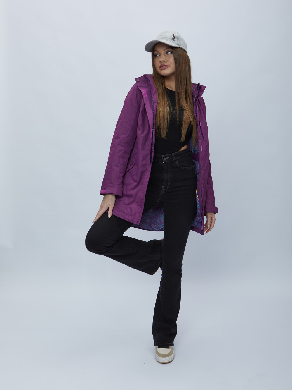 Купить оптом Парка женская с капюшоном фиолетового цвета 551993F в Казани