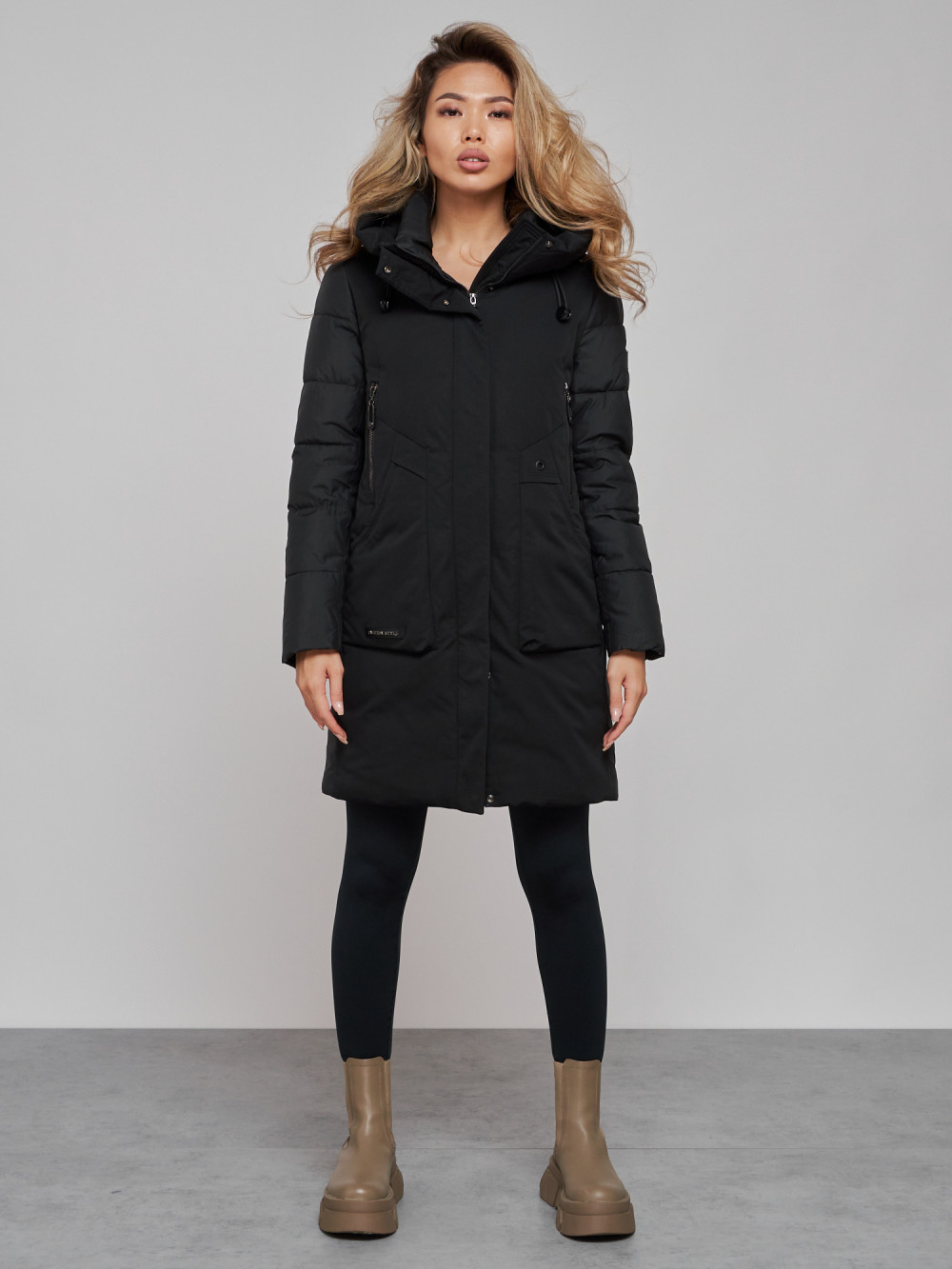 Купить оптом Зимняя женская куртка молодежная с капюшоном черного цвета 589006Ch в Казани