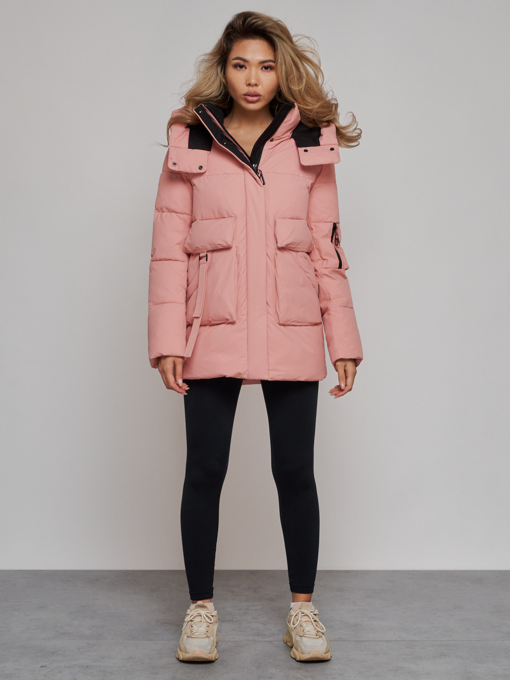 Купить оптом Зимняя женская куртка модная с капюшоном розового цвета 589827R в Казани