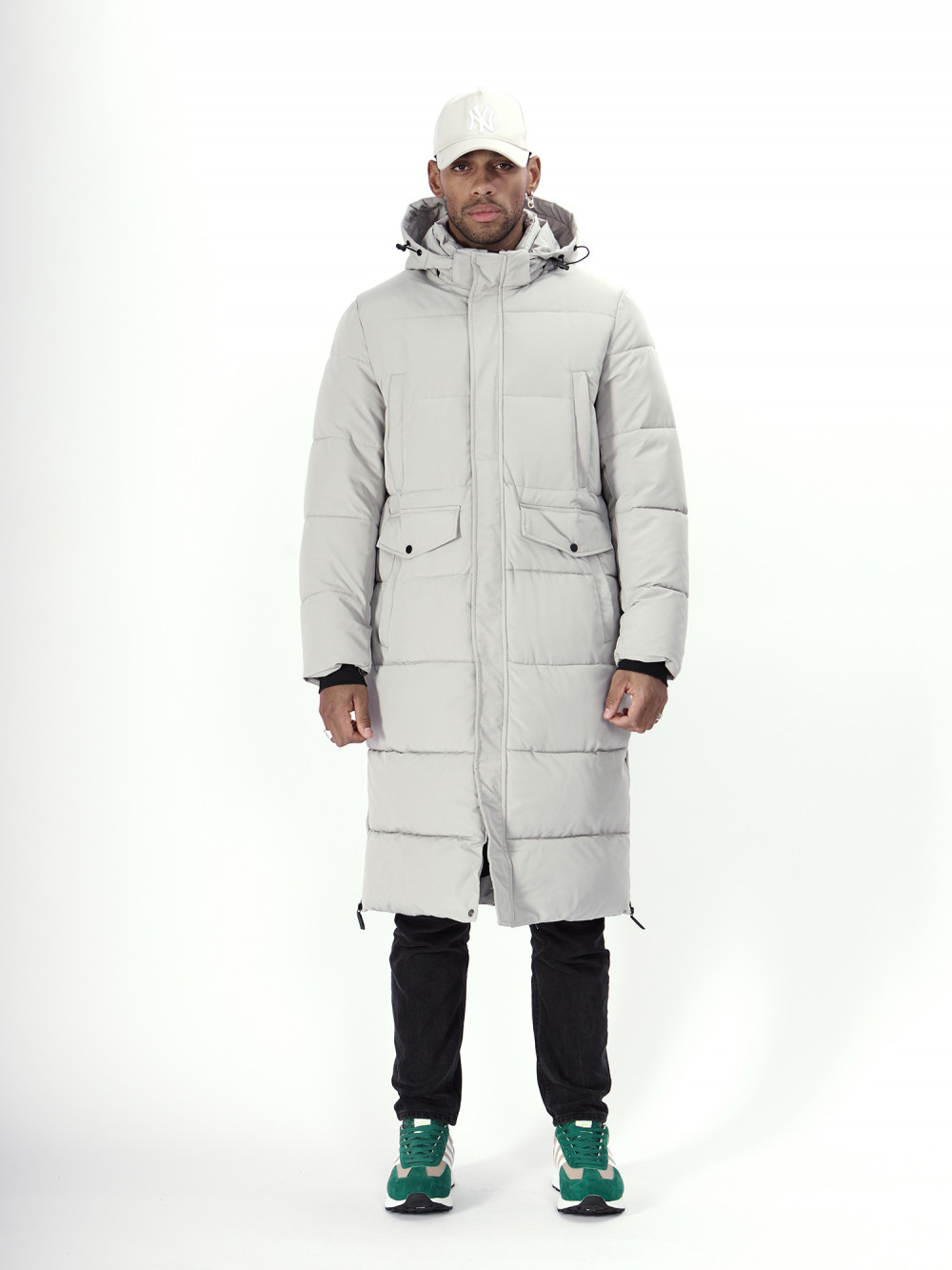 Купить оптом Куртка удлинённая мужская зимняя светло-серого цвета 7708SS в Казани