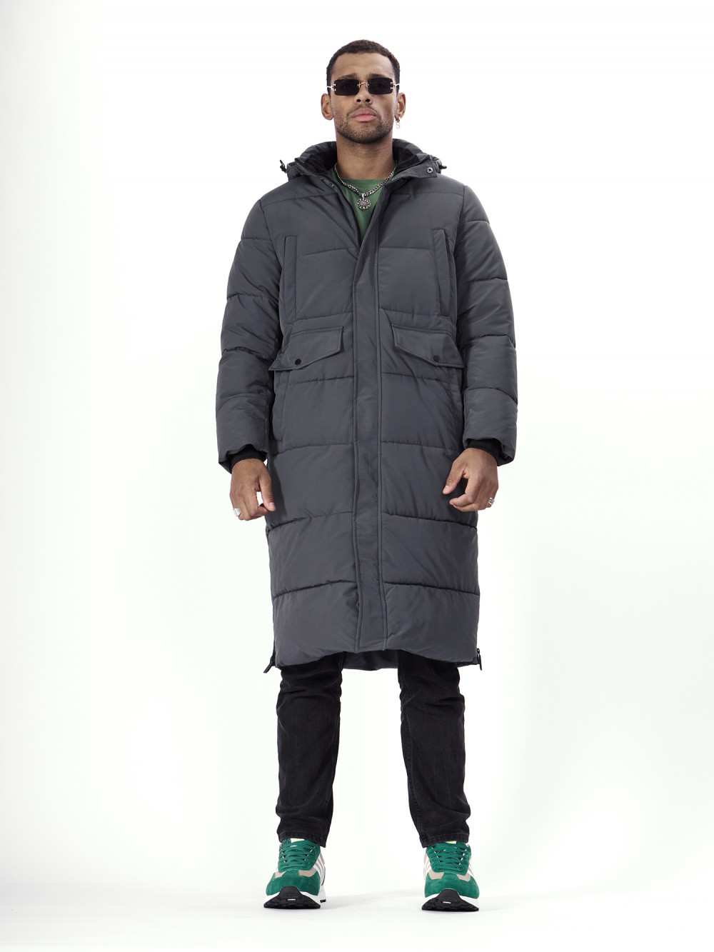 Купить оптом Куртка удлинённая мужская зимняя темно-серого цвета 7708TC в Казани