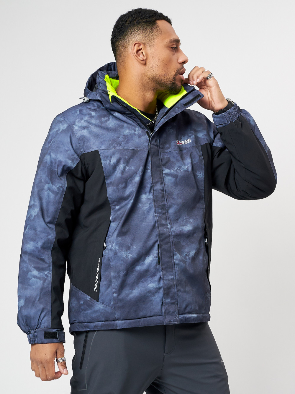 Купить оптом Спортивная куртка мужская зимняя темно-синего цвета 78018TS в Казани