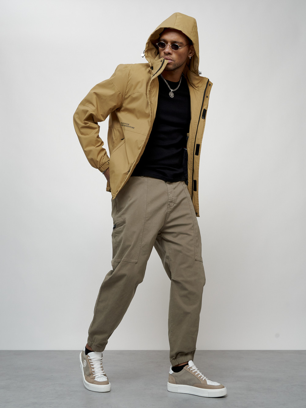 Купить оптом Куртка спортивная мужская весенняя с капюшоном бежевого цвета 88021B в Казани