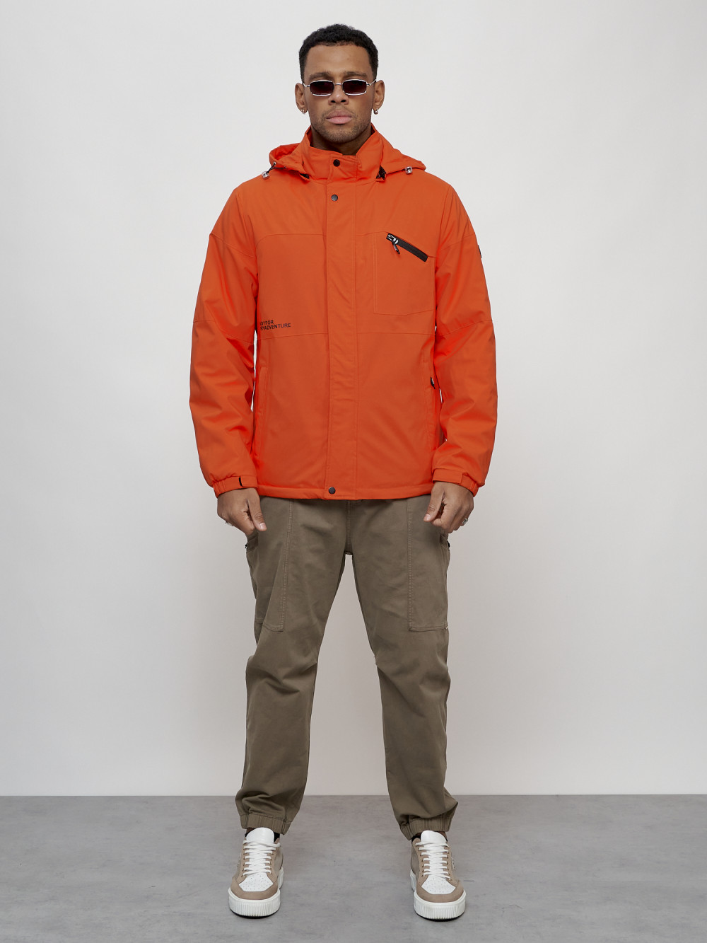 Купить оптом Куртка спортивная мужская весенняя с капюшоном оранжевого цвета 88021O в Казани