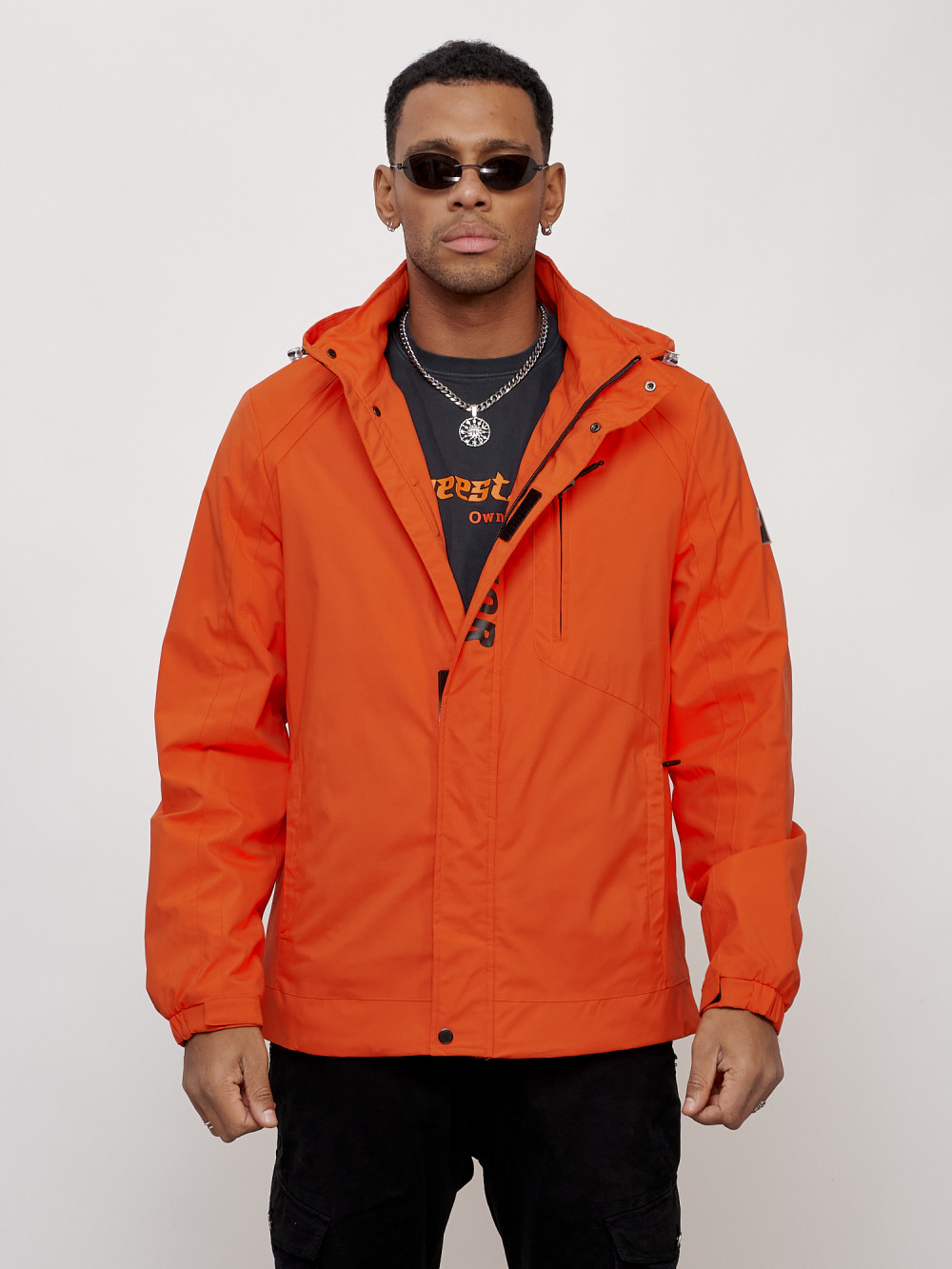 Купить оптом Куртка спортивная мужская весенняя с капюшоном оранжевого цвета 88022O в Екатеринбурге