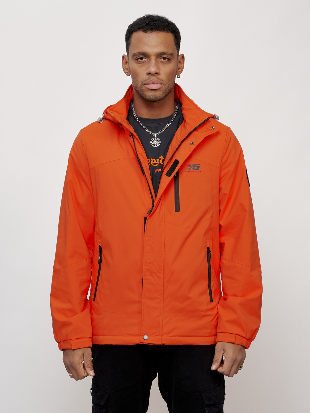 Купить оптом Куртка спортивная мужская весенняя с капюшоном оранжевого цвета 88023O в Екатеринбурге
