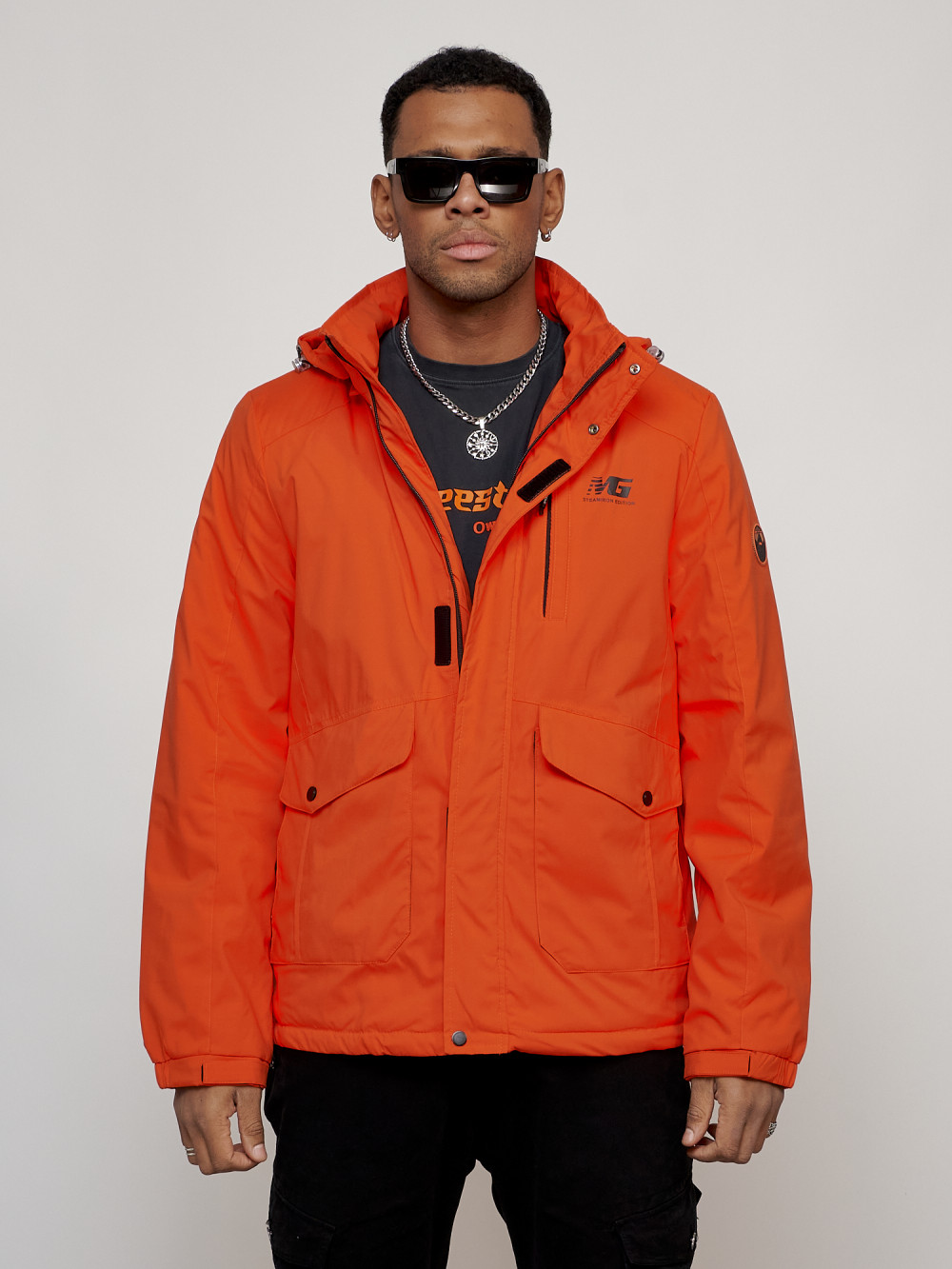 Купить оптом Куртка спортивная мужская весенняя с капюшоном оранжевого цвета 88025O в Казани
