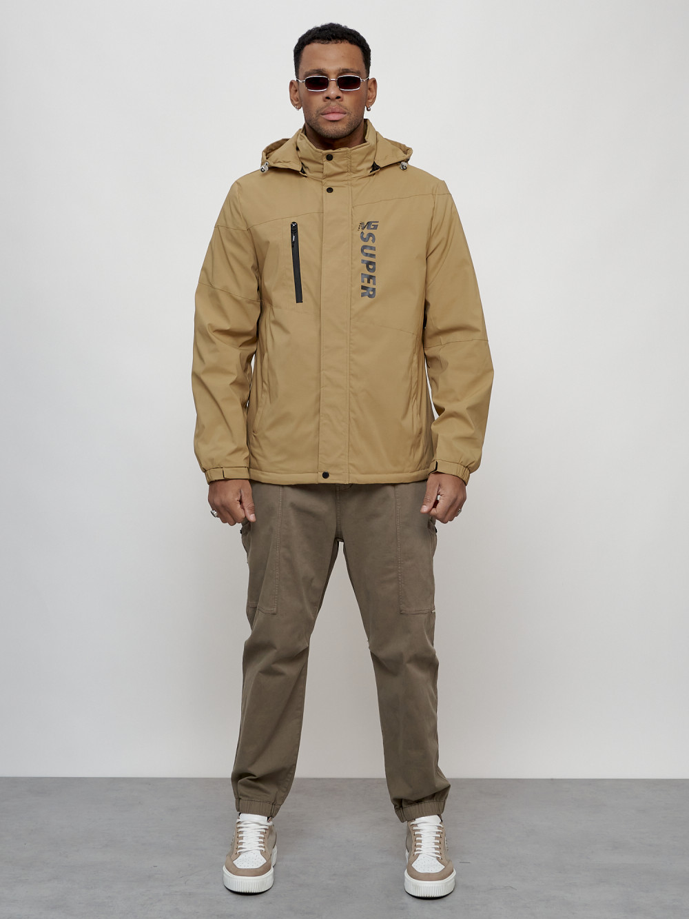 Купить оптом Куртка спортивная мужская весенняя с капюшоном бежевого цвета 88026B в Казани