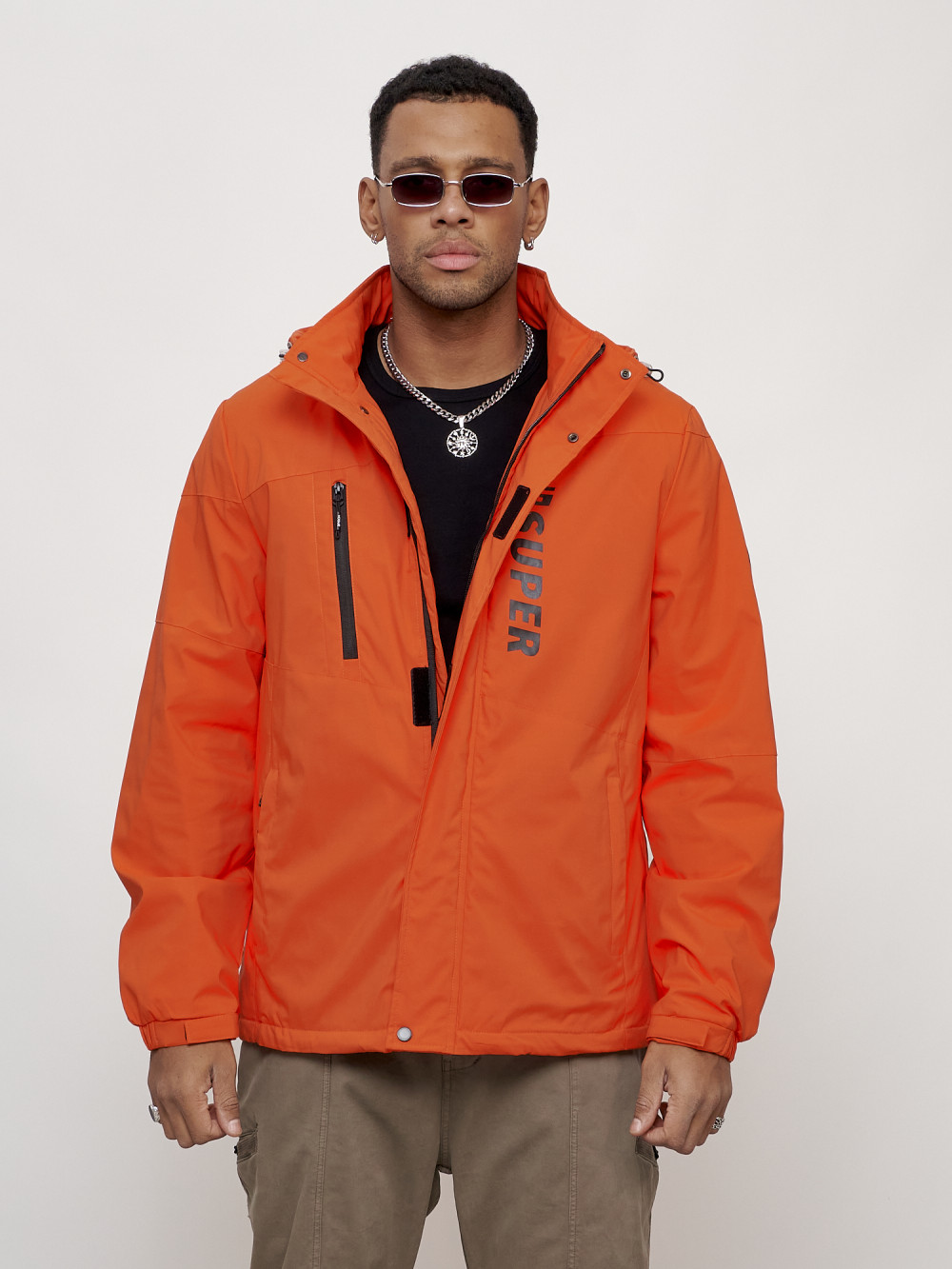 Купить оптом Куртка спортивная мужская весенняя с капюшоном оранжевого цвета 88026O в Екатеринбурге