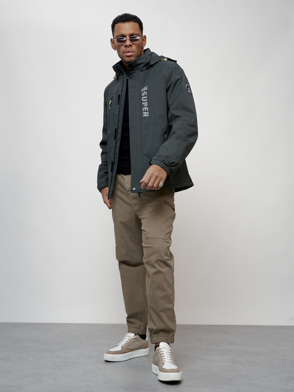 Купить оптом Куртка спортивная мужская весенняя с капюшоном темно-серого цвета 88026TC в Казани