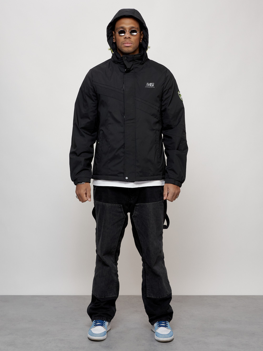 Купить оптом Куртка спортивная мужская весенняя с капюшоном черного цвета 88027Ch в Казани