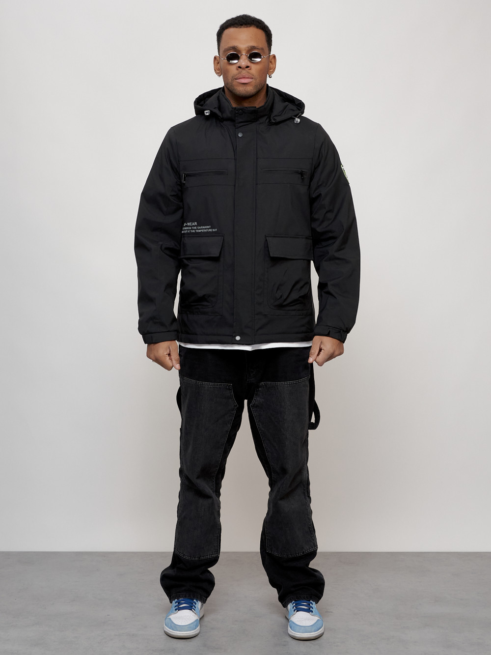 Купить оптом Куртка спортивная мужская весенняя с капюшоном черного цвета 88028Ch в Екатеринбурге