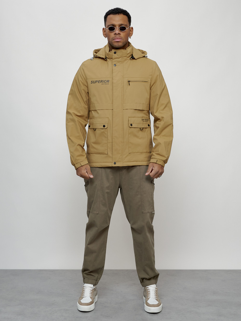 Купить оптом Куртка спортивная мужская весенняя с капюшоном бежевого цвета 88029B в Екатеринбурге