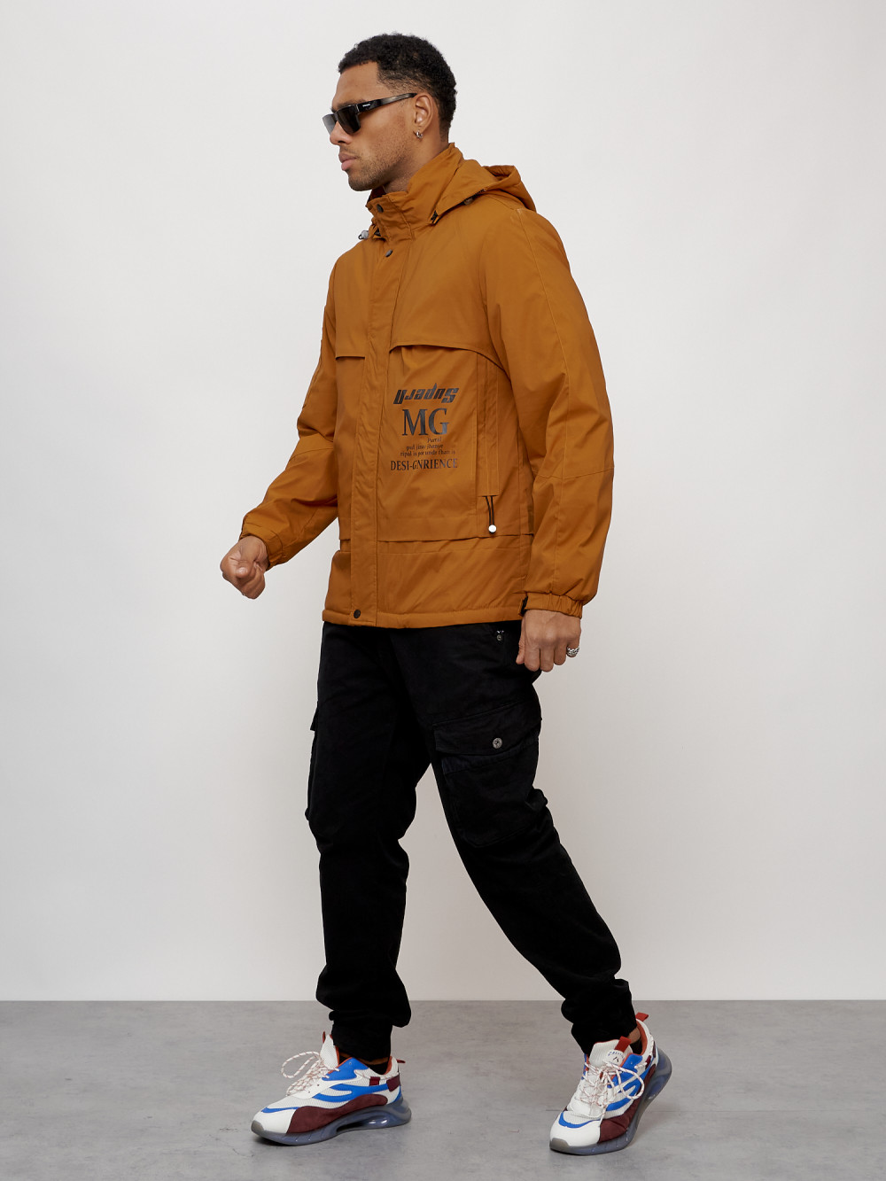 Купить оптом Куртка спортивная мужская весенняя с капюшоном горчичного цвета 88033G в Екатеринбурге
