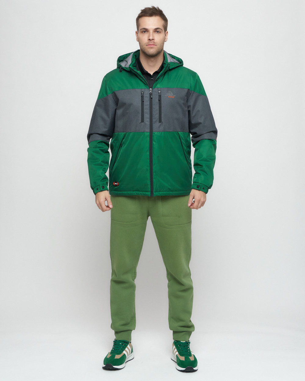 Купить оптом Куртка спортивная мужская с капюшоном зеленого цвета 8808Z в Екатеринбурге